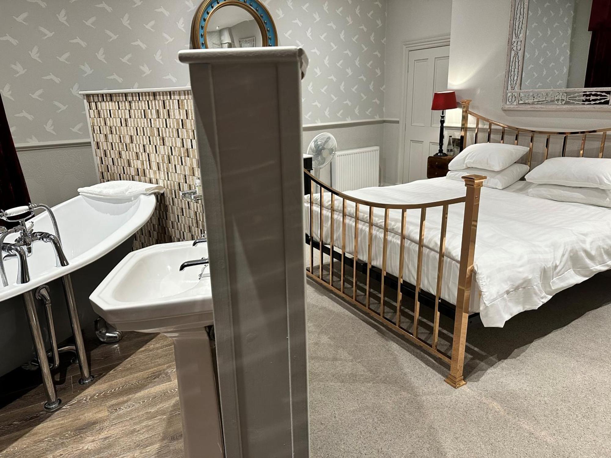 Crown Hotel Стамфорд Екстериор снимка